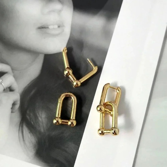 18k Gold Hardware U-Shaped Chain Link Earrings - Picture 7 of 10